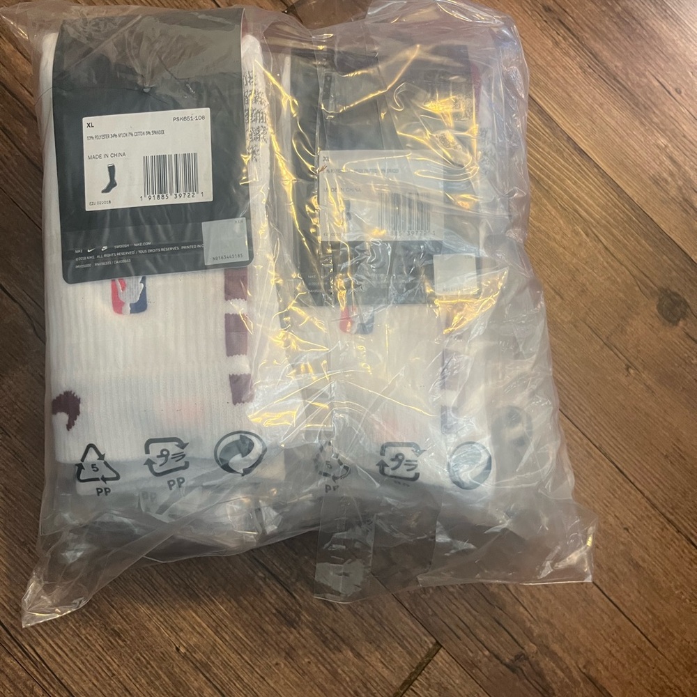 6 pairs of Nike nba socks.